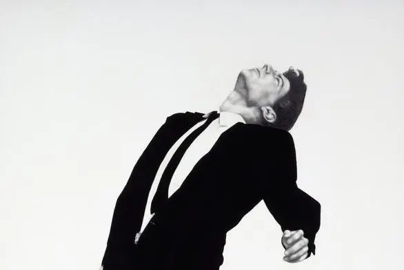 Photographie d'un homme jeune se penchant en arrière